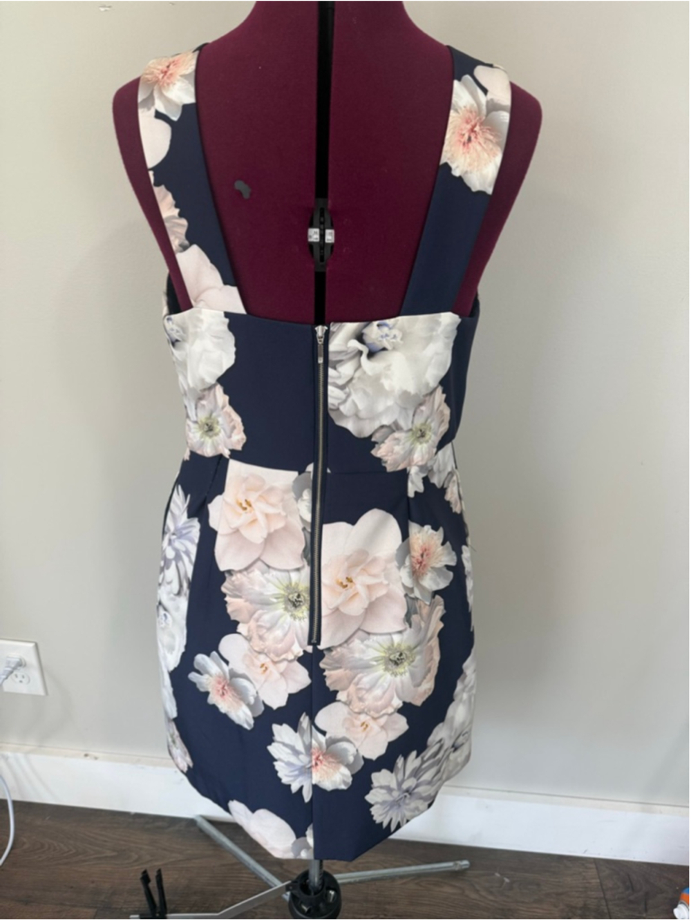 "House of Cards" or "Illuminati" Finders Keepers Navy Floral Summer Large - Picture 3 of 4